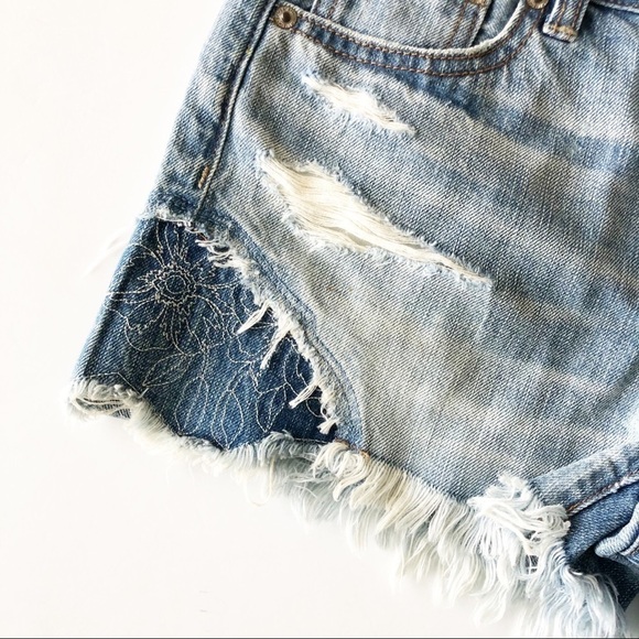 American Eagle Womens Medium Wash Embroidered Distressed Cutoffs Size 0 - Picture 4 of 11